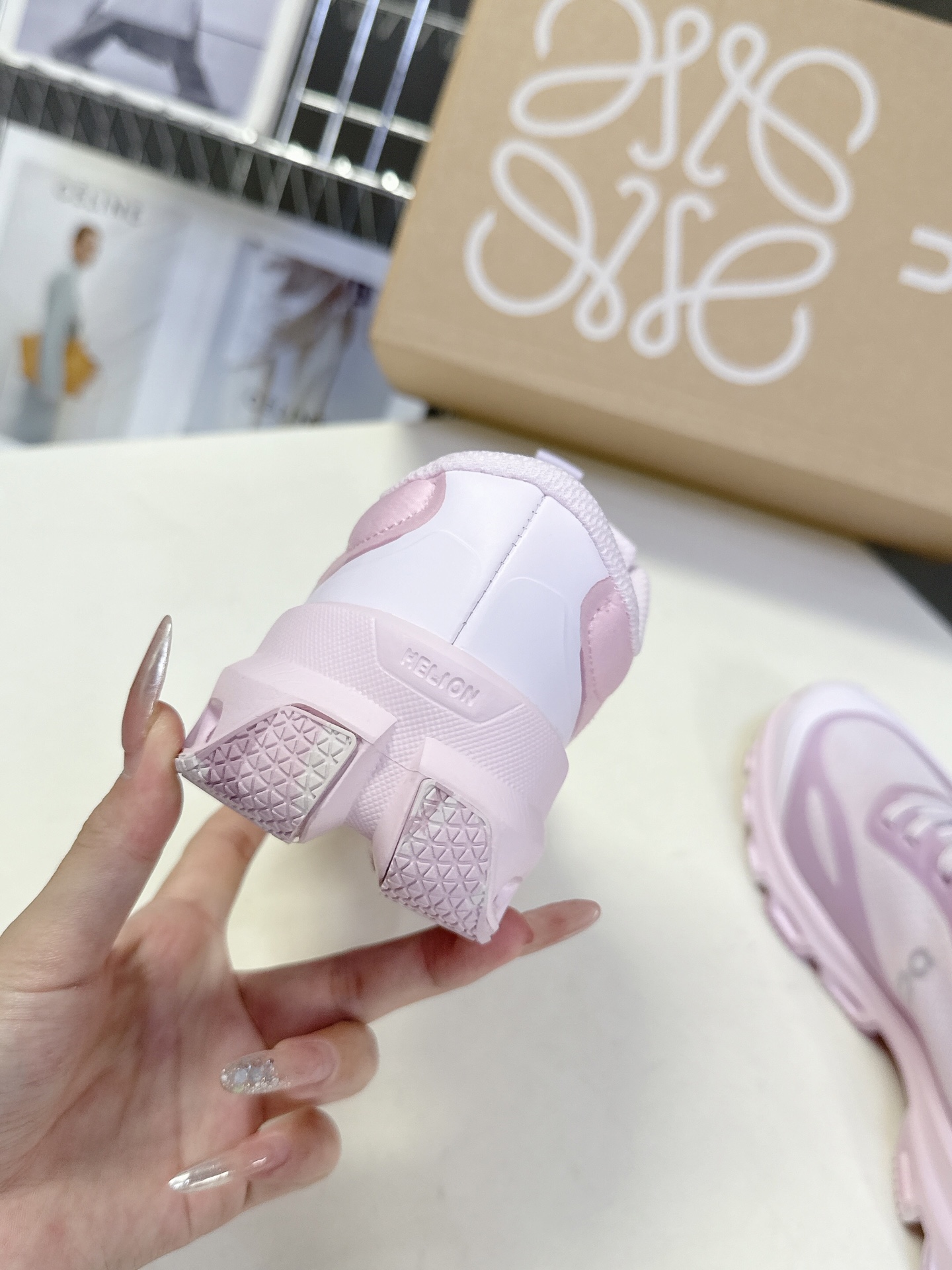  Loewe 罗意威x On 昂跑Cloudtilt2.0 联名款情侣户外运动休闲跑步鞋  超多明星时尚