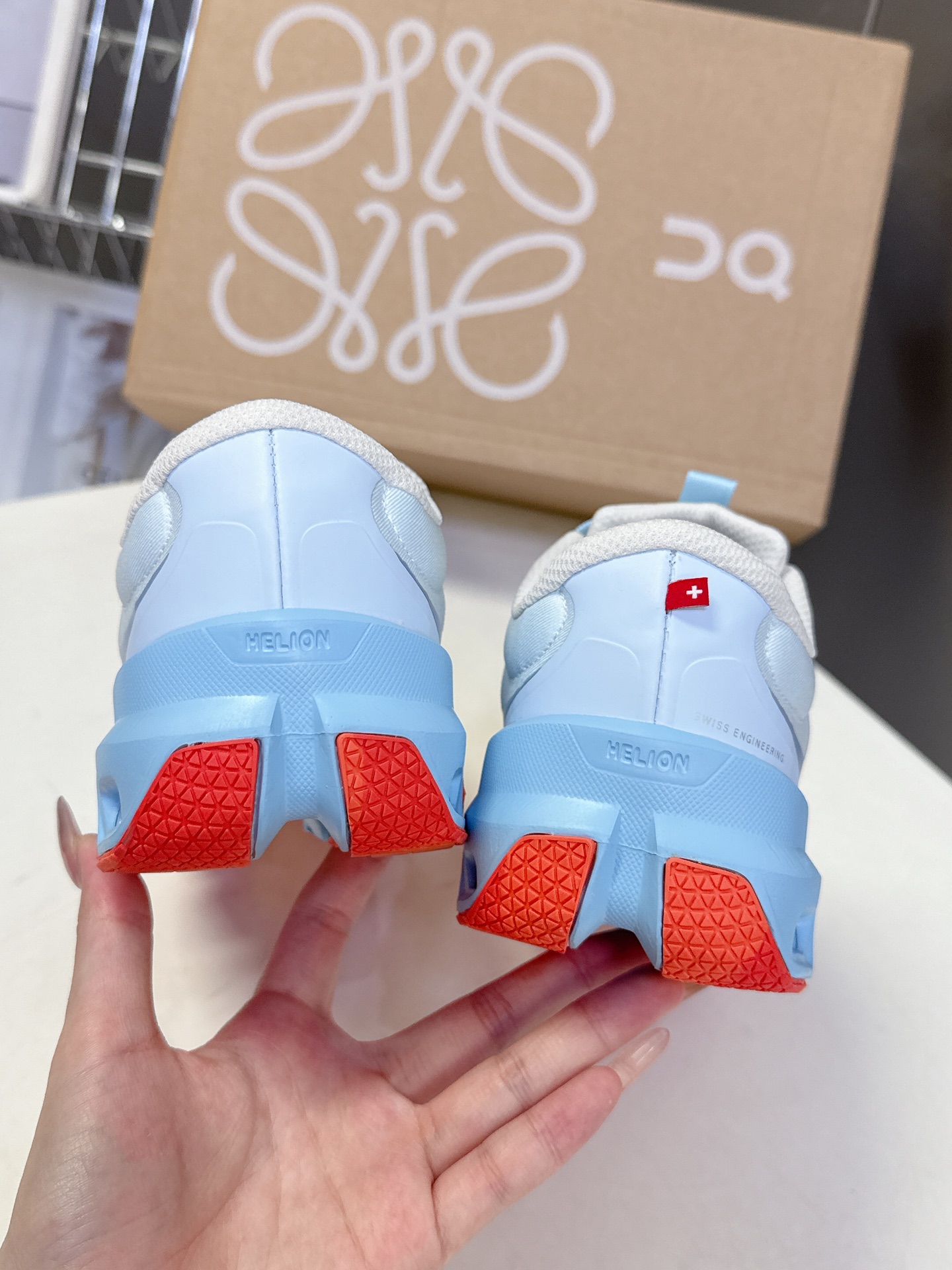  Loewe 罗意威x On 昂跑Cloudtilt2.0 联名款情侣户外运动休闲跑步鞋  超多明星时尚