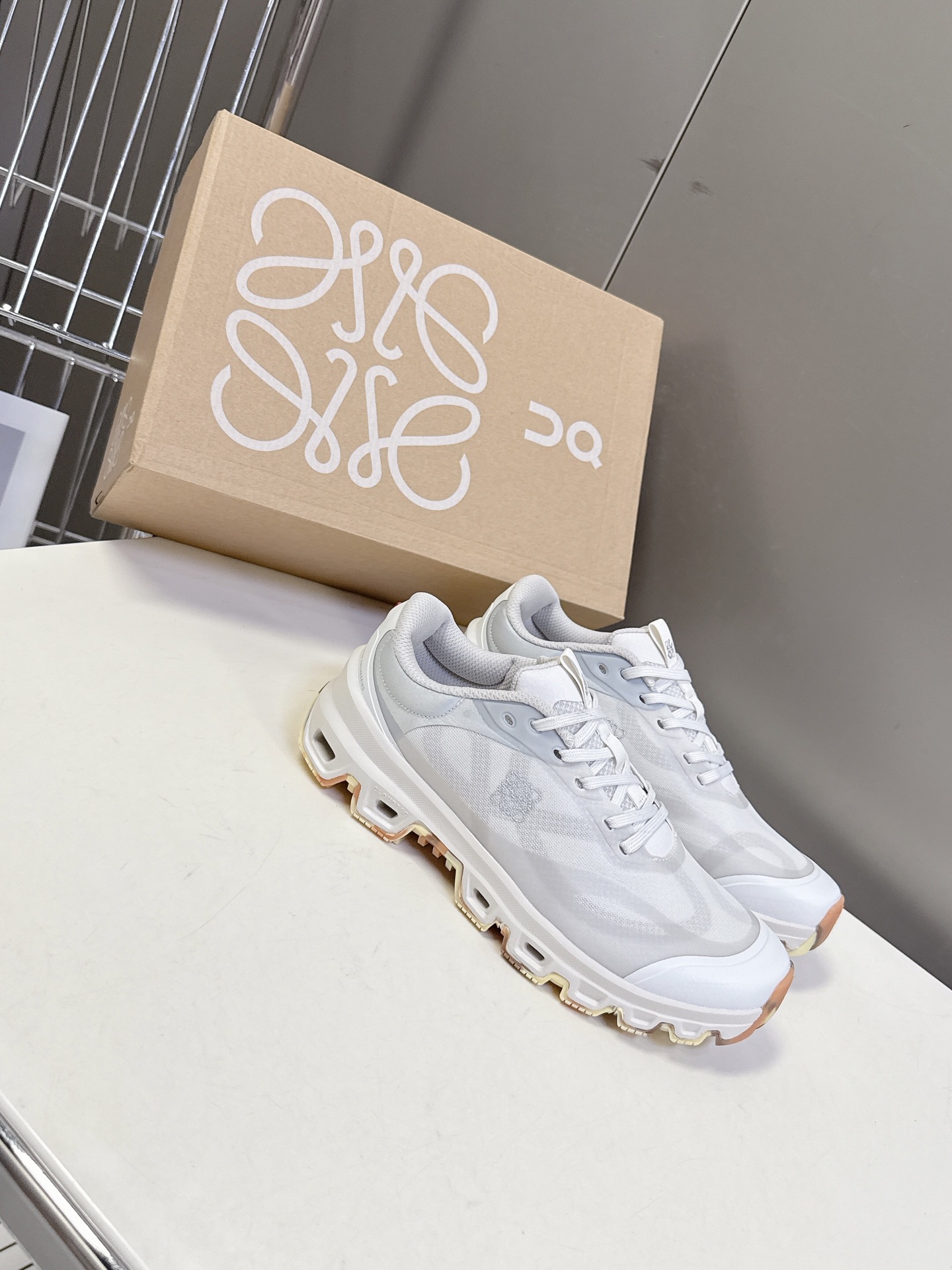  Loewe 罗意威x On 昂跑Cloudtilt2.0 联名款情侣户外运动休闲跑步鞋  超多明星时尚
