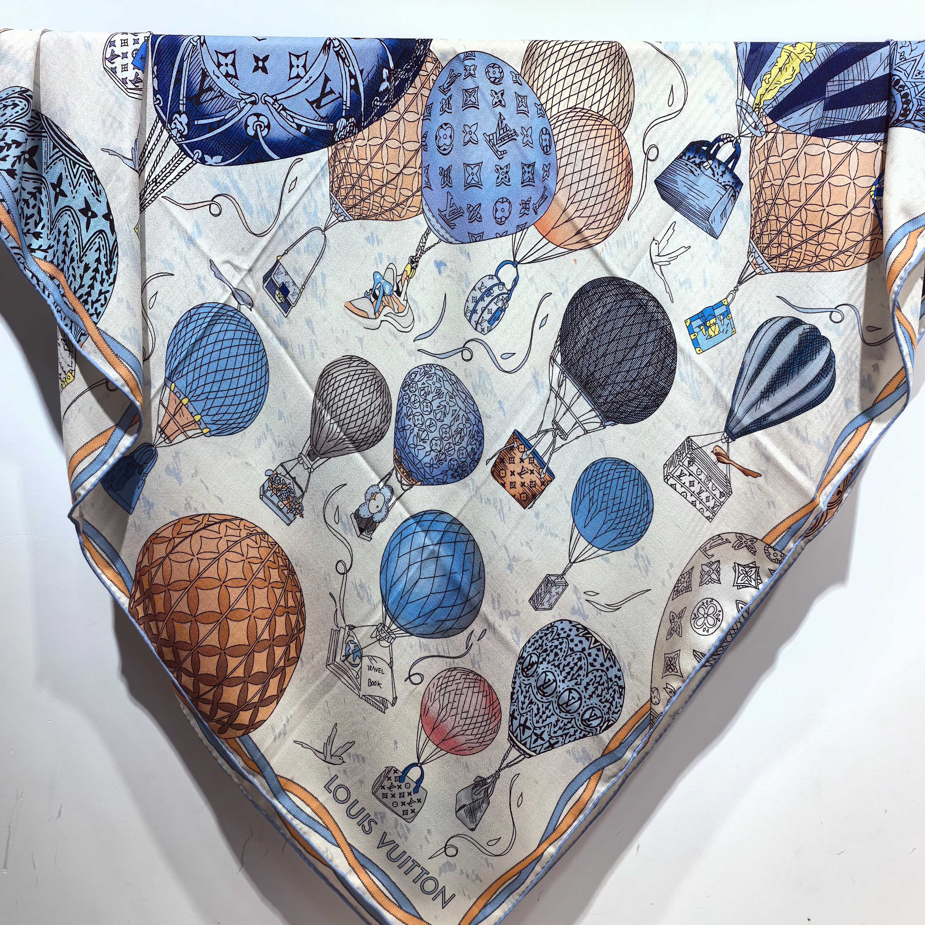 LV《土耳其热气球》140*140，双面同色，70%羊绒➕30%真丝，四色土耳其从赫拉波利斯山坡上流淌下