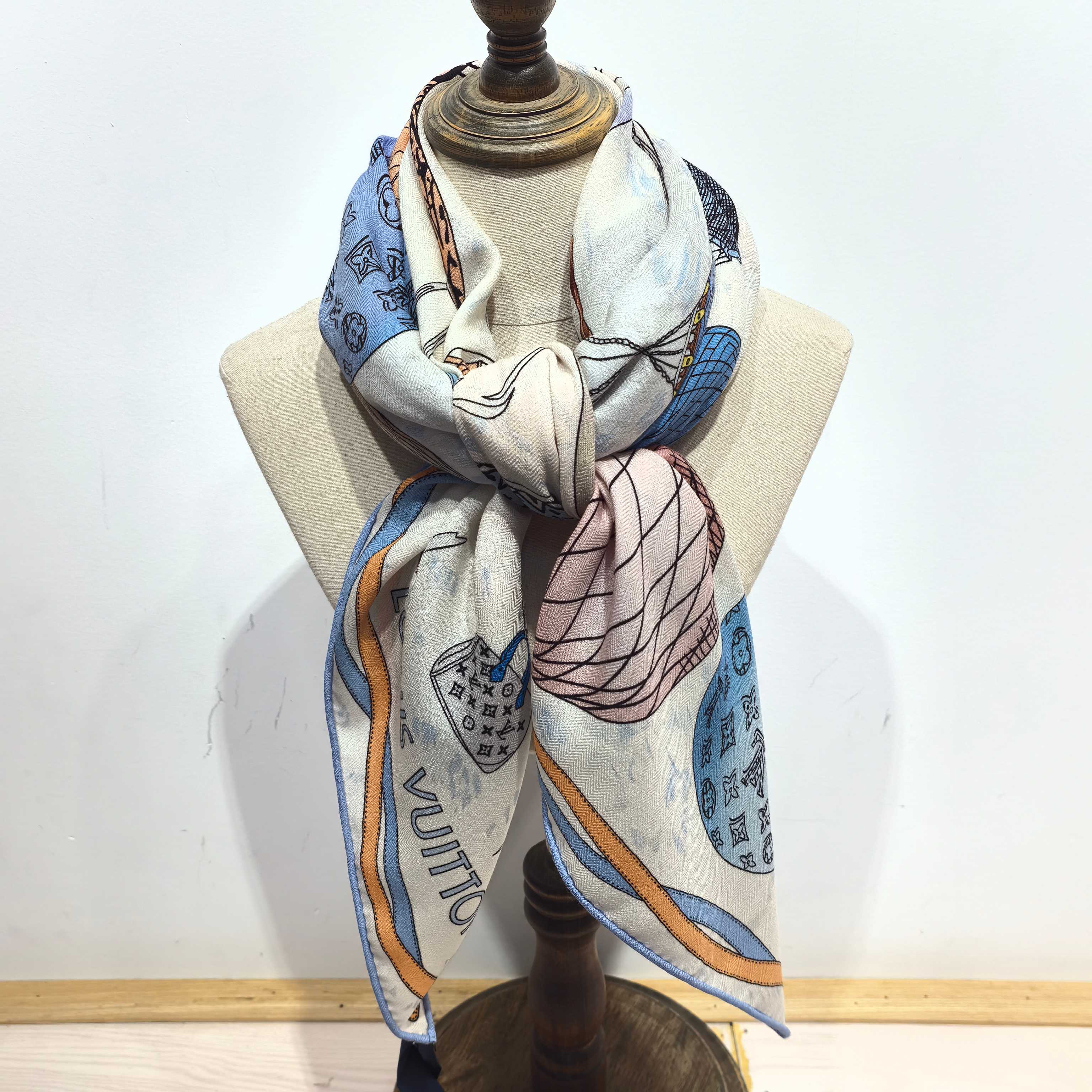 LV《土耳其热气球》140*140，双面同色，70%羊绒➕30%真丝，四色土耳其从赫拉波利斯山坡上流淌下