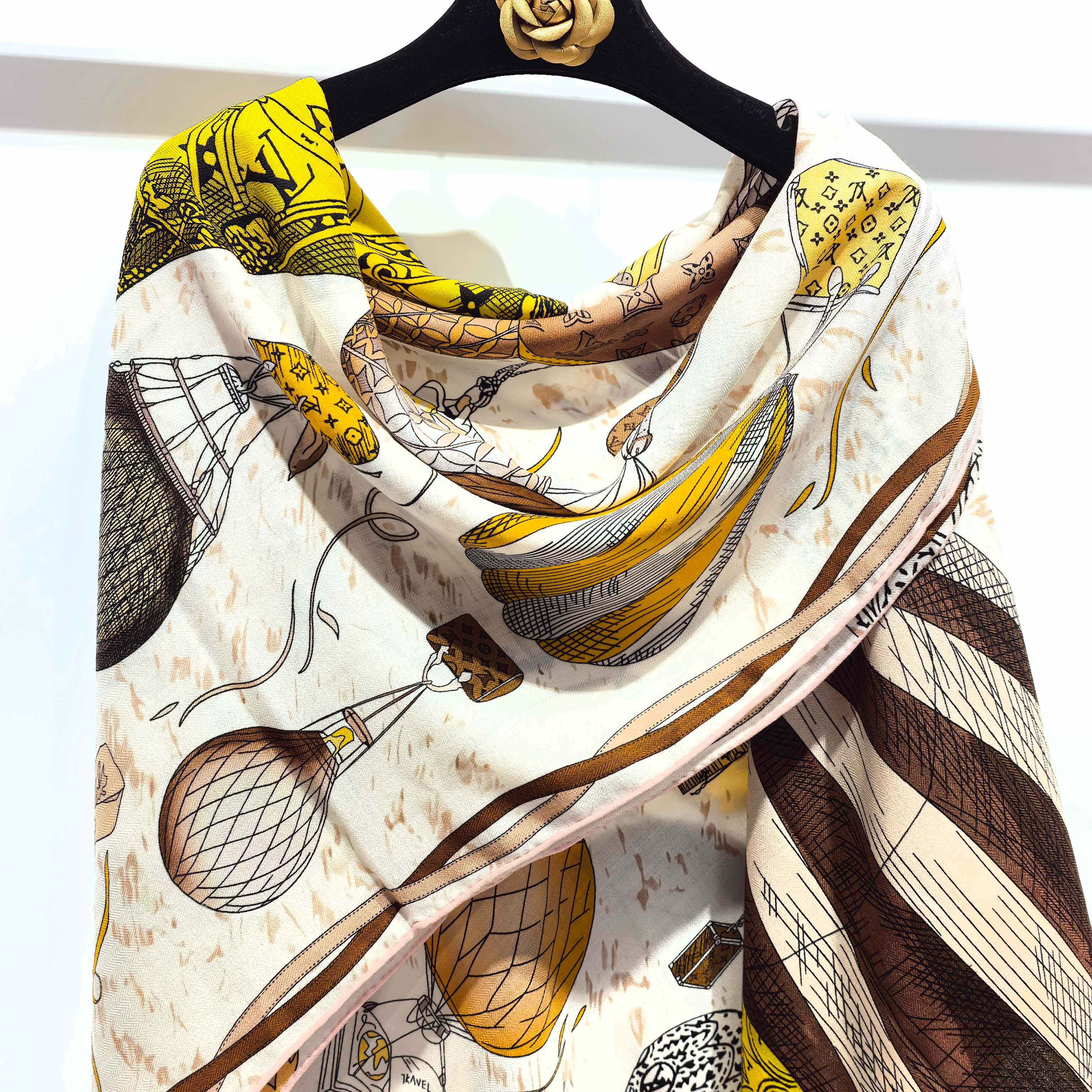 LV《土耳其热气球》140*140，双面同色，70%羊绒➕30%真丝，四色土耳其从赫拉波利斯山坡上流淌下