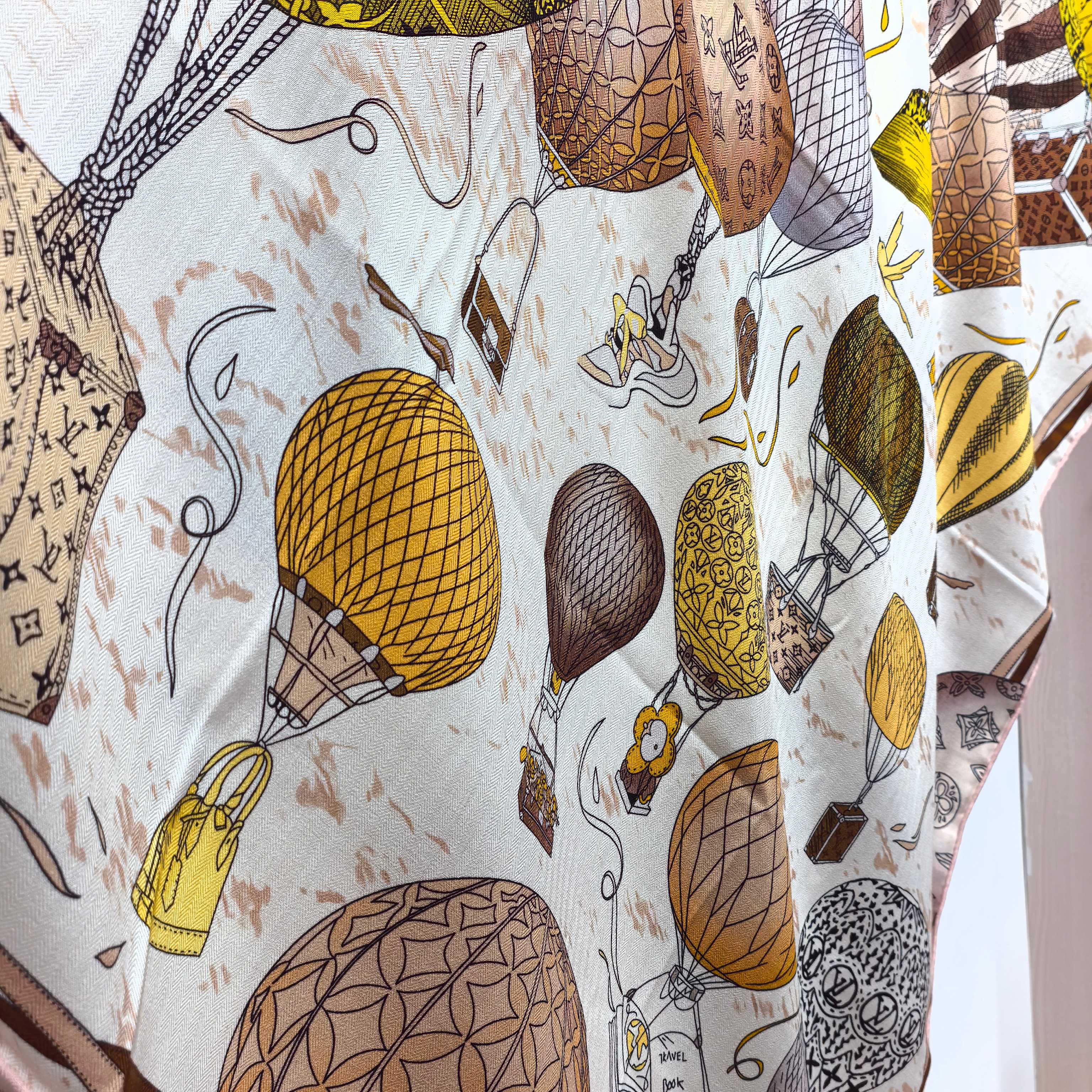 LV《土耳其热气球》140*140，双面同色，70%羊绒➕30%真丝，四色土耳其从赫拉波利斯山坡上流淌下