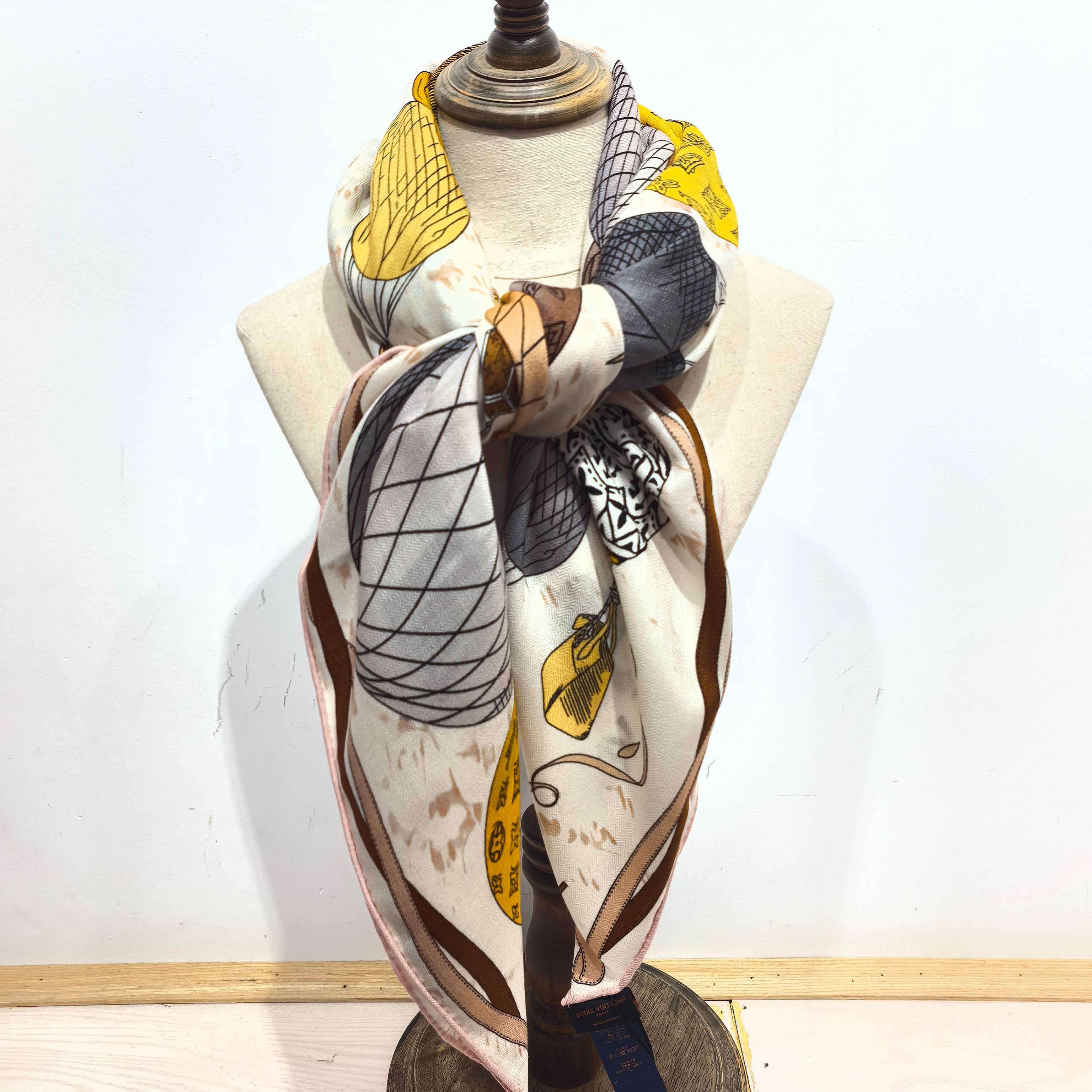 LV《土耳其热气球》140*140，双面同色，70%羊绒➕30%真丝，四色土耳其从赫拉波利斯山坡上流淌下