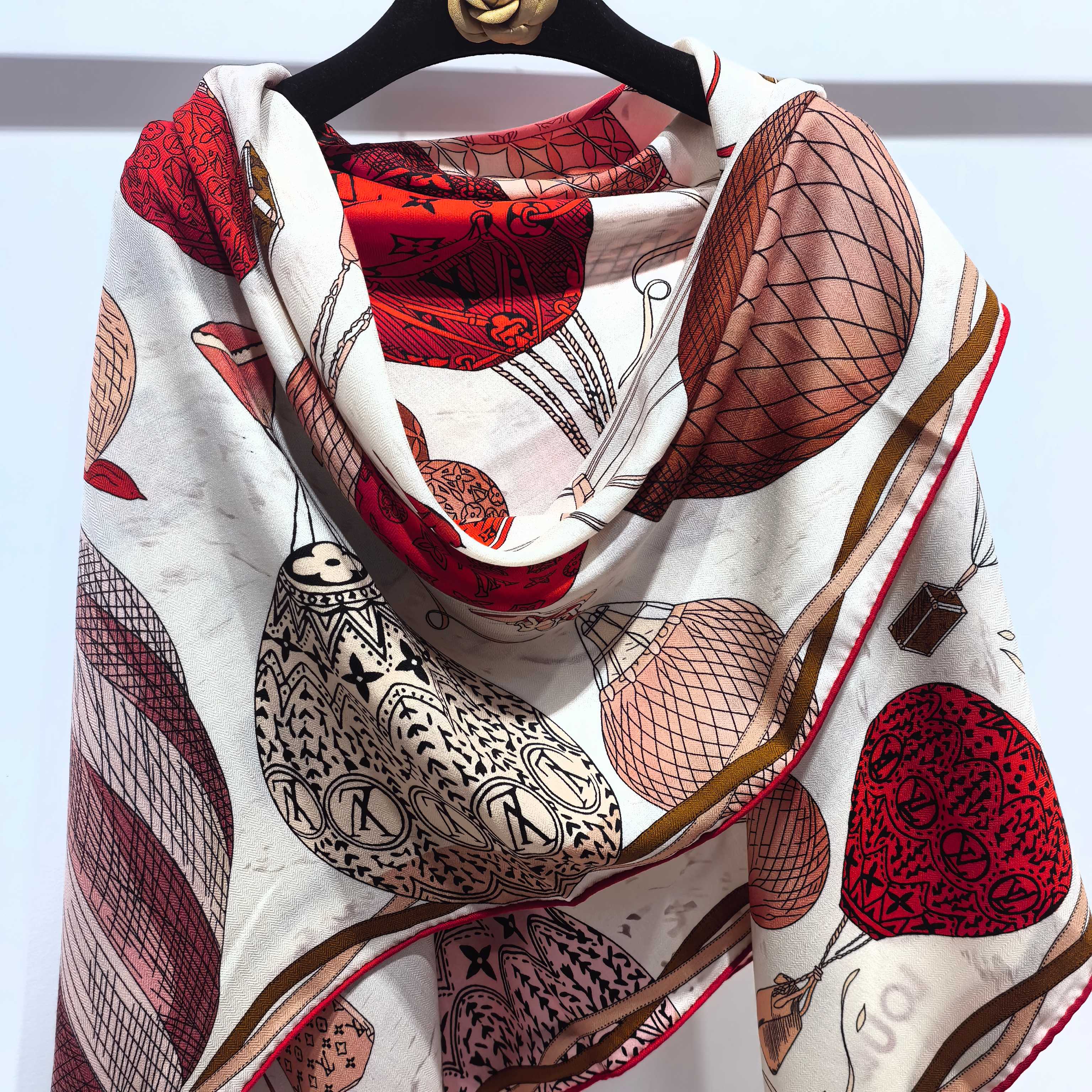 LV《土耳其热气球》140*140，双面同色，70%羊绒➕30%真丝，四色土耳其从赫拉波利斯山坡上流淌下