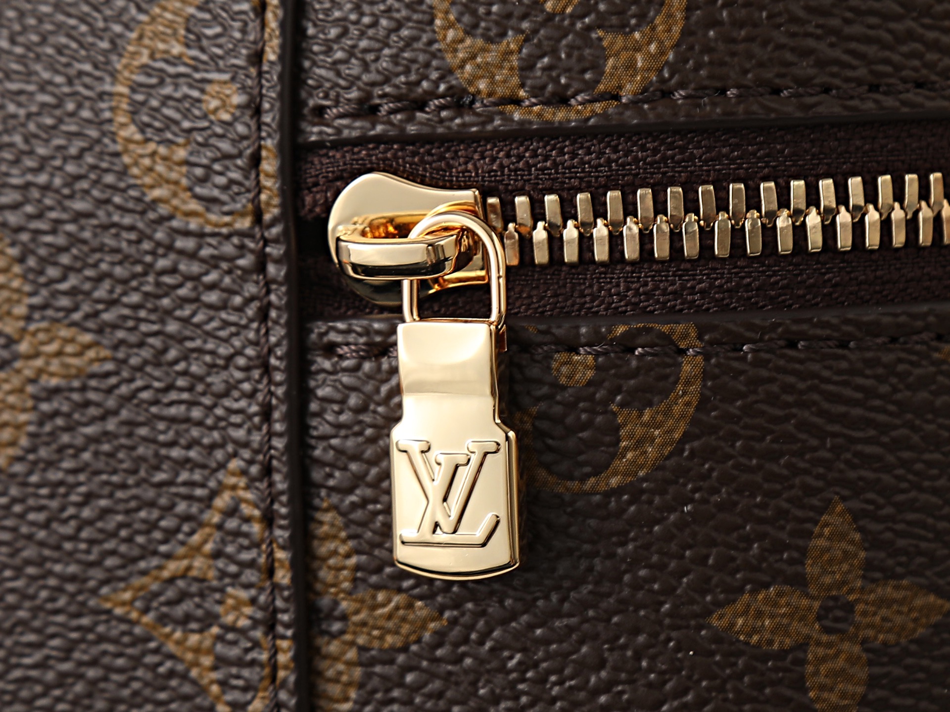 【163C01动态芯片】‼️顶级原单、加强版‼️Vanity Chain Pouch 手袋向经典化妆箱汲取灵感,以 Mo 【163C01动态芯片】‼️顶级原单、加强版‼️Vanity Chain Pouch 手袋向经典化妆箱汲取灵感,以 Mo