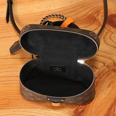 【163C01动态芯片】‼️顶级原单、加强版‼️Vanity Chain Pouch 手袋向经典化妆箱汲取灵感,以 Mo 【163C01动态芯片】‼️顶级原单、加强版‼️Vanity Chain Pouch 手袋向经典化妆箱汲取灵感,以 Mo