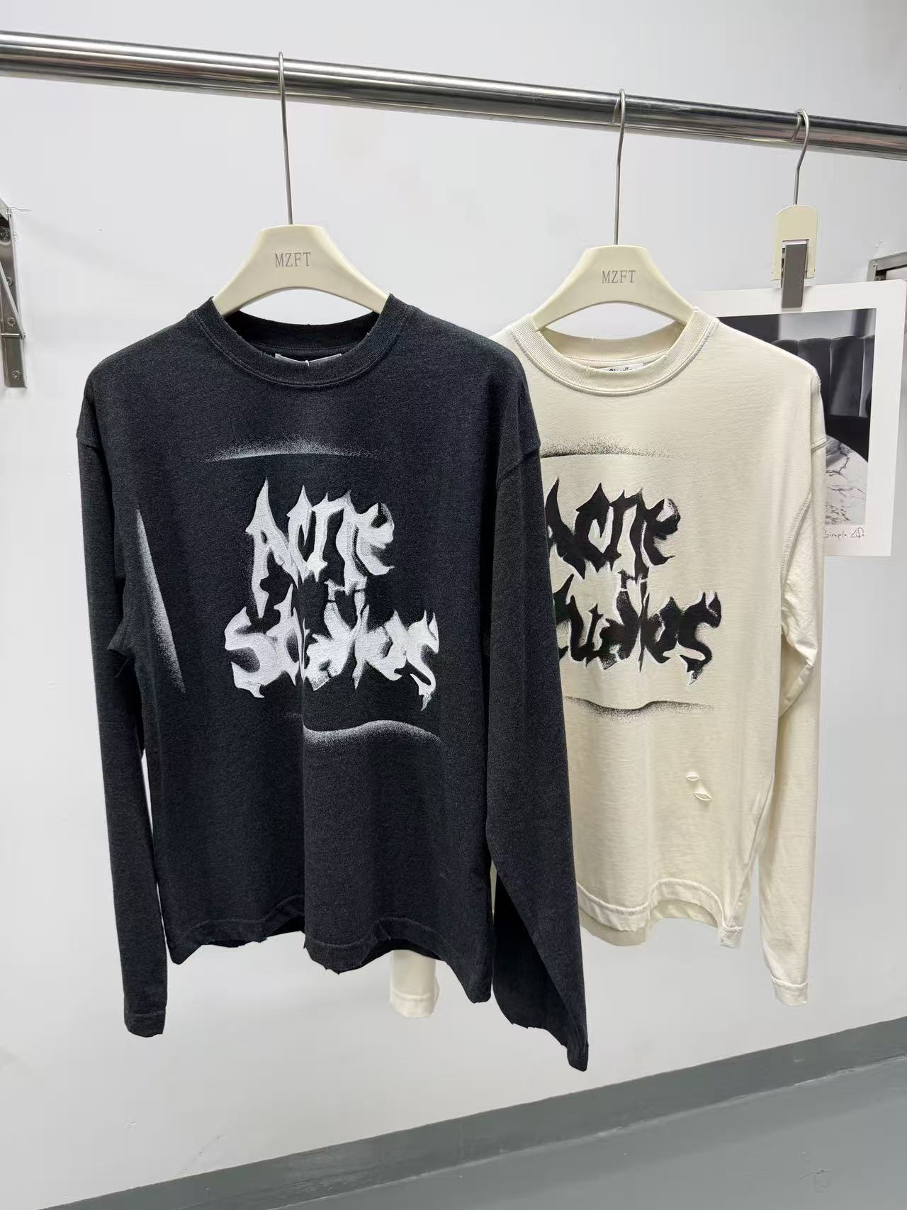 NO:926800,Short-sleeved, long-sleeved Acne new graffiti style, both long-sleeved and short-sleeved, the fabric is pure cotton and soft,,acne studios,T-shirt,19860909短袖 长袖Acne新款 涂鸦风 长袖/短袖都有 面料纯棉柔软,,acne studios,T-shirt,,Women's clothing