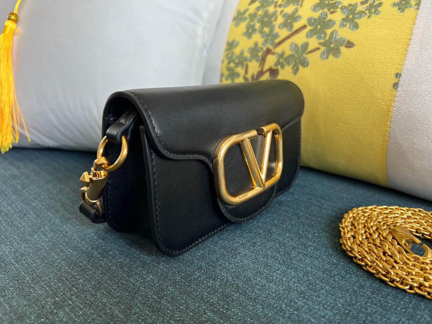 Garavani Mini Loc Ò Calves Handbag with Detachable Chains and Vlogo Signature – Model 2030S - 图片 3