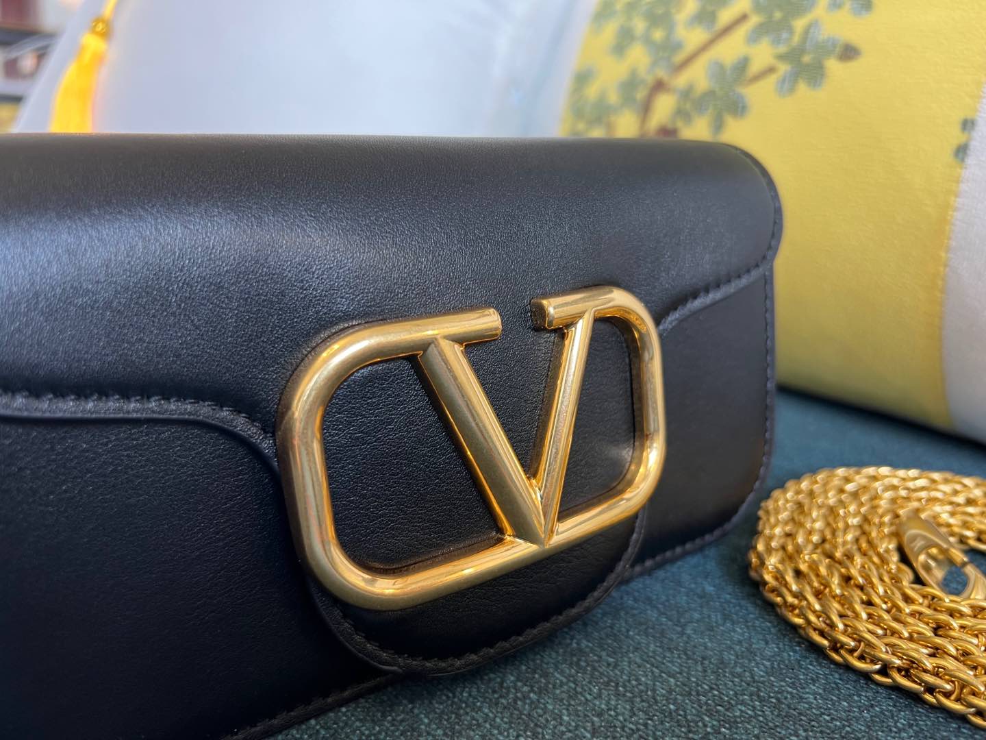 Garavani Mini Loc Ò Calves Handbag with Detachable Chains and Vlogo Signature – Model 2030S - 图片 6