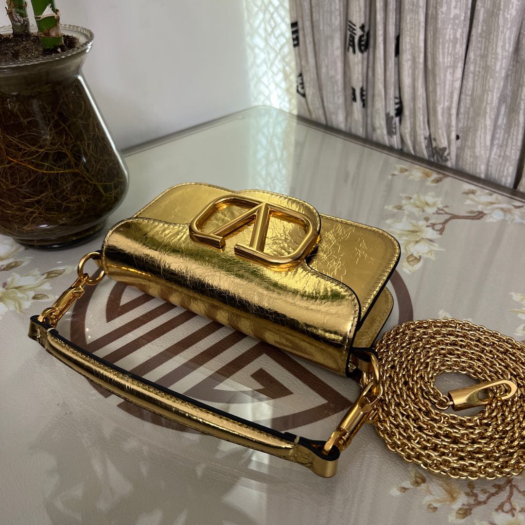 Garavani Mini Loc Ò Calves Handbag: 2030S Model, Vlogo Signature Details, Detachable Chains - 图片 3