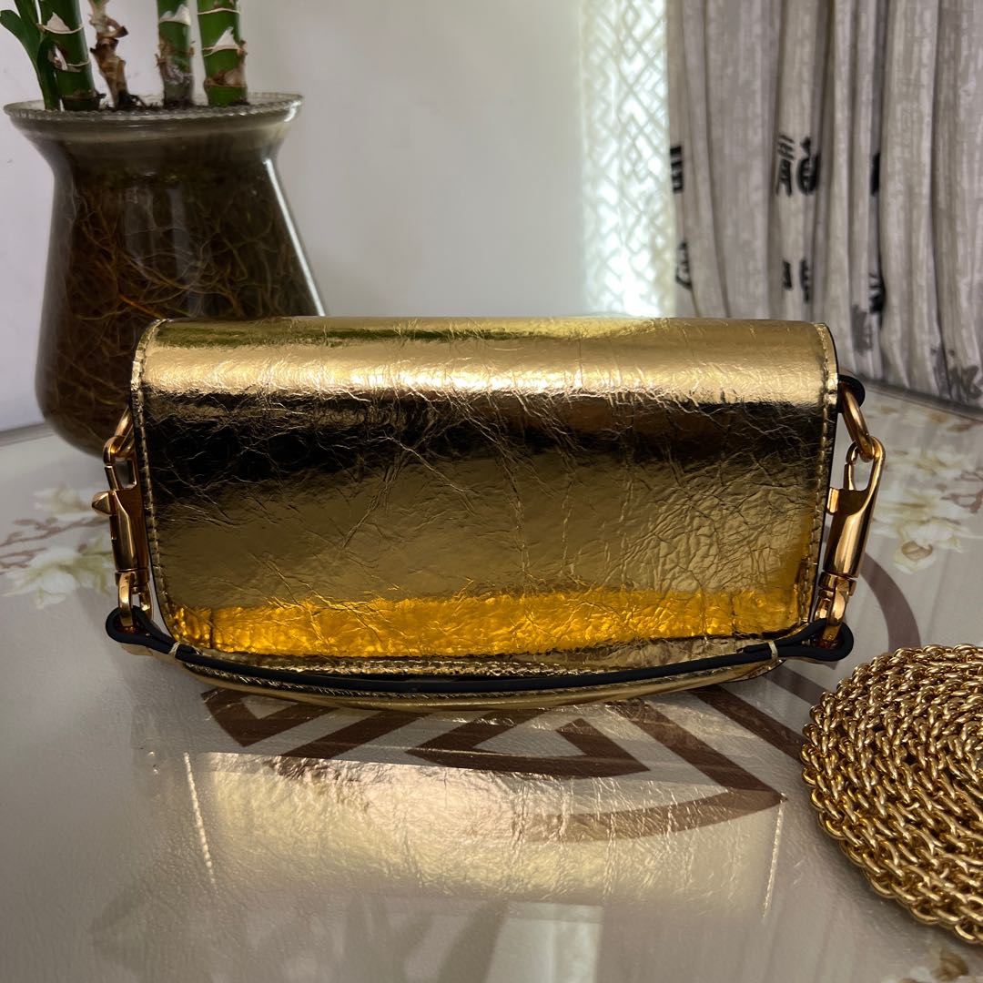 Garavani Mini Loc Ò Calves Handbag: 2030S Model, Vlogo Signature Details, Detachable Chains - 图片 5