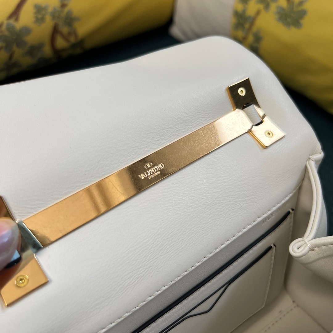 VALENTINO GARAVANI ONE STUD Mini Nappa Leather Bag with Chain 9 i1743437644880 7309 0 7