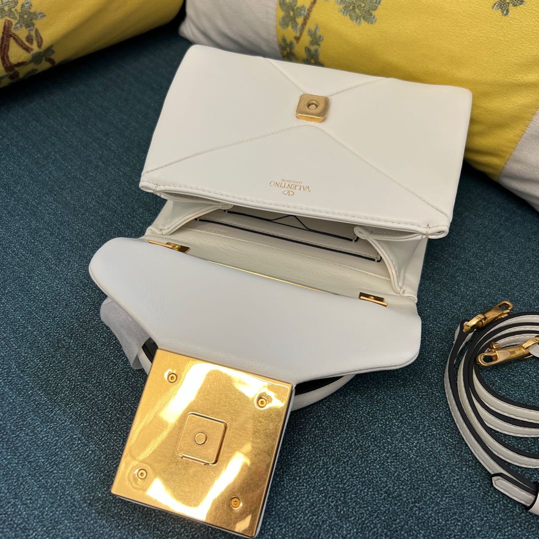 VALENTINO GARAVANI ONE STUD Mini Nappa Leather Bag with Chain 7 i1743437645071 1640 0 5