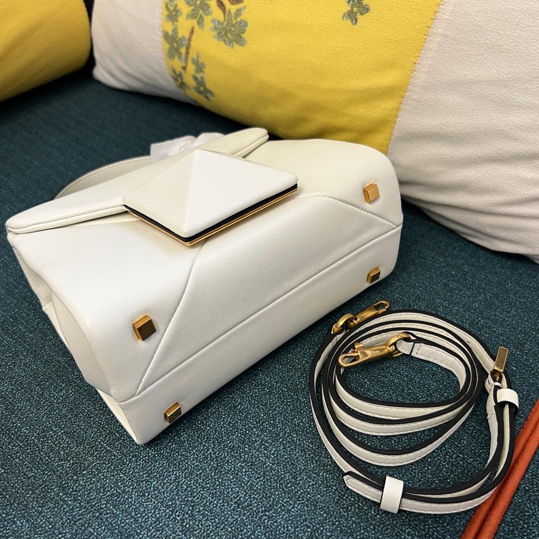 VALENTINO GARAVANI ONE STUD Mini Nappa Leather Bag with Chain 5 i1743437645289 1867 0 3