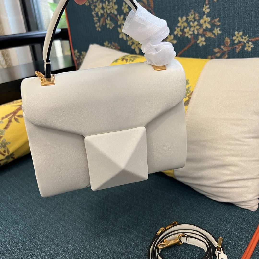 VALENTINO GARAVANI ONE STUD Mini Nappa Leather Bag with Chain 3 i1743437645389 7593 0 1