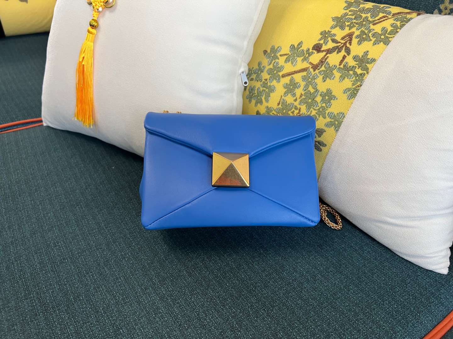 Valentino Garavani ONE STUD Chain Bag – Luxurious Lambskin Leather Handbag