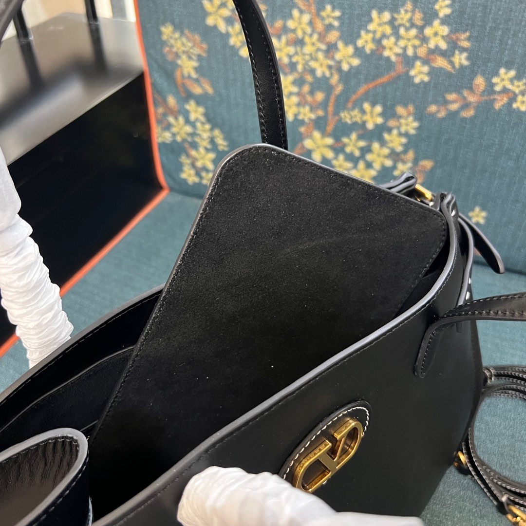 2016L Garavani Antibes Handbag: Features, Size, and Accessories - 图片 8