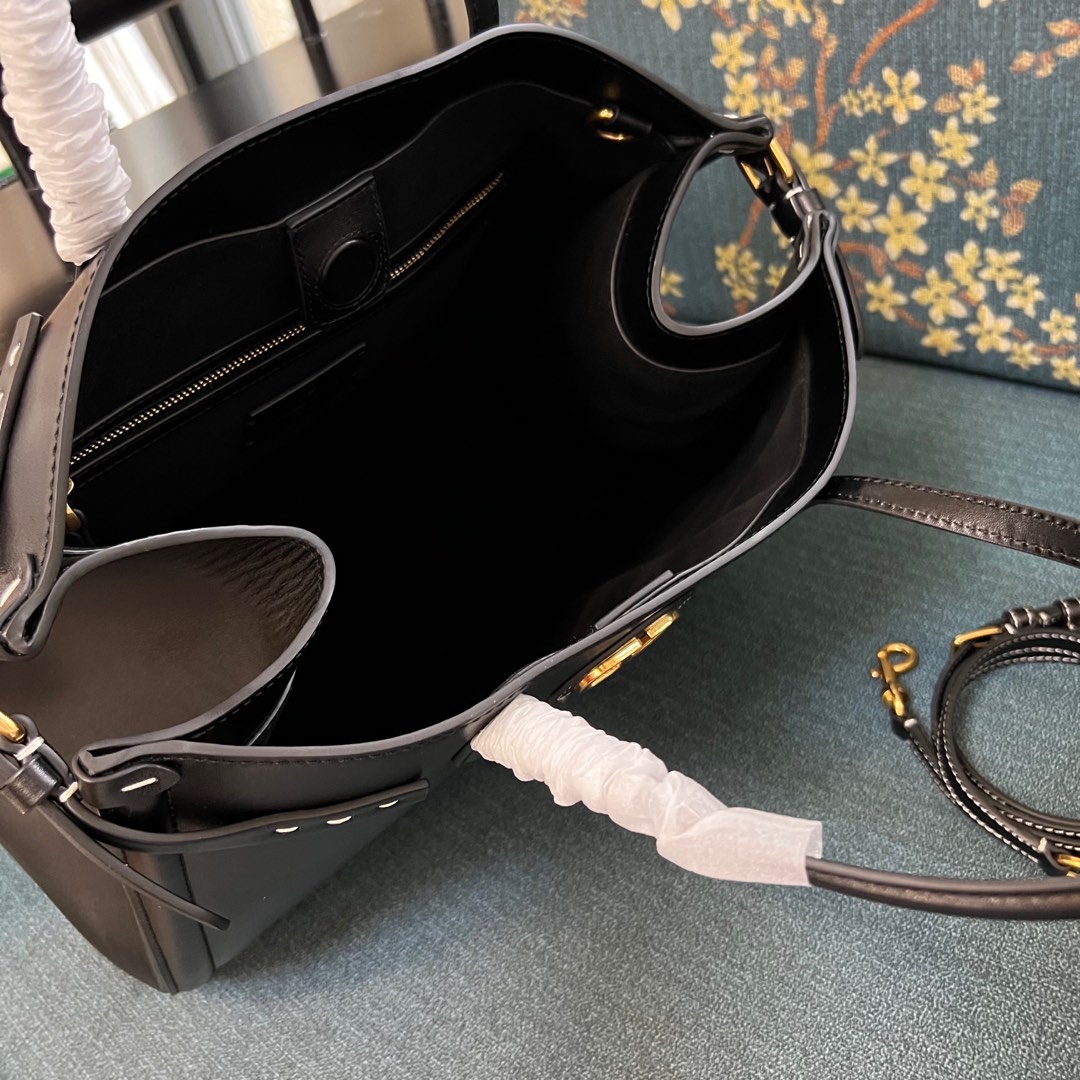 2016L Garavani Antibes Handbag: Features, Size, and Accessories - 图片 7