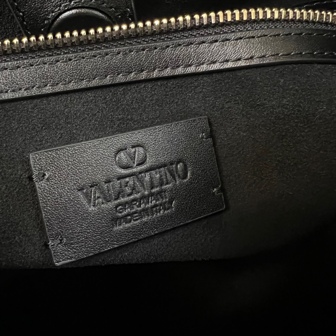 2016L Garavani Antibes Handbag: Features, Size, and Accessories - 图片 9