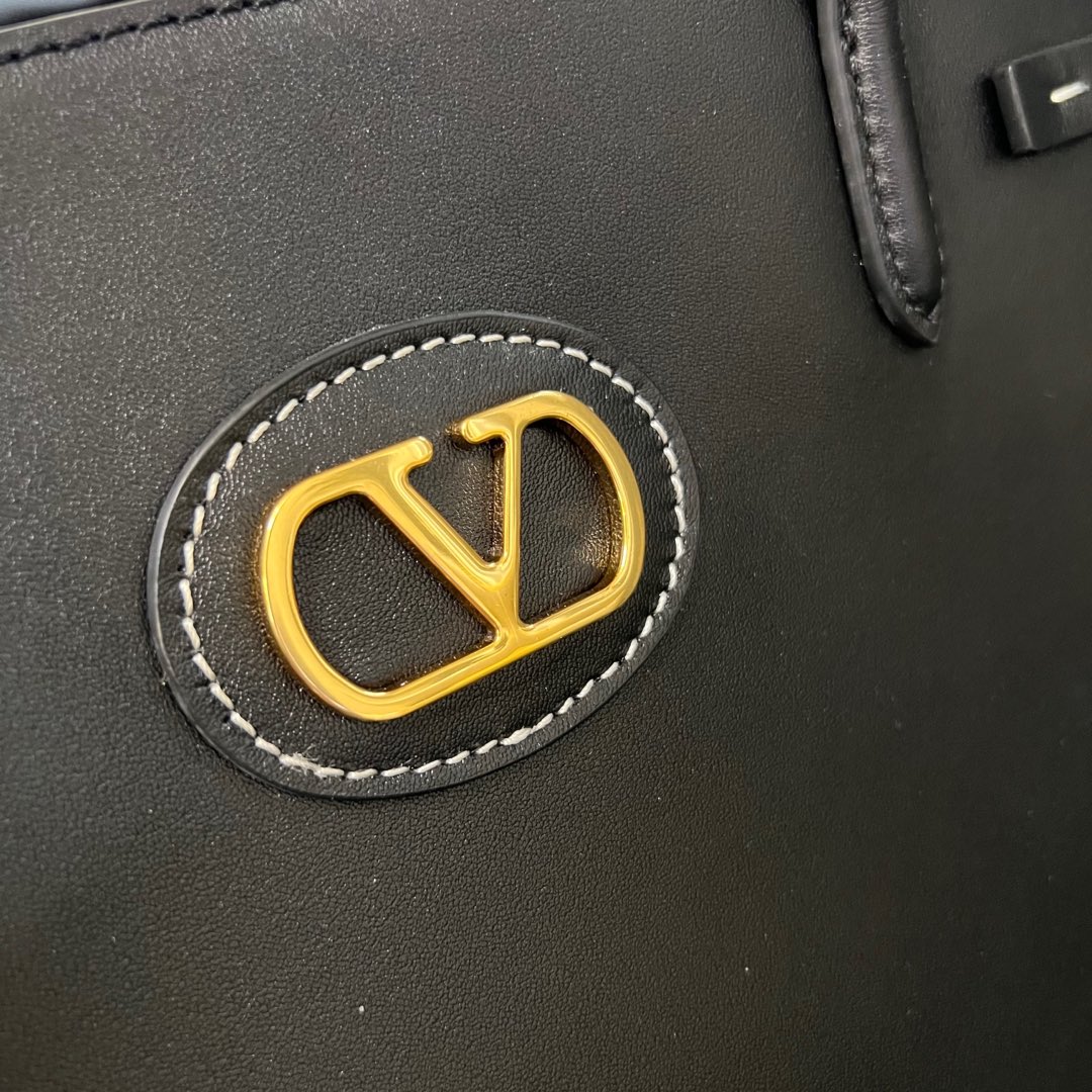 2016L Garavani Antibes Handbag: Features, Size, and Accessories - 图片 4