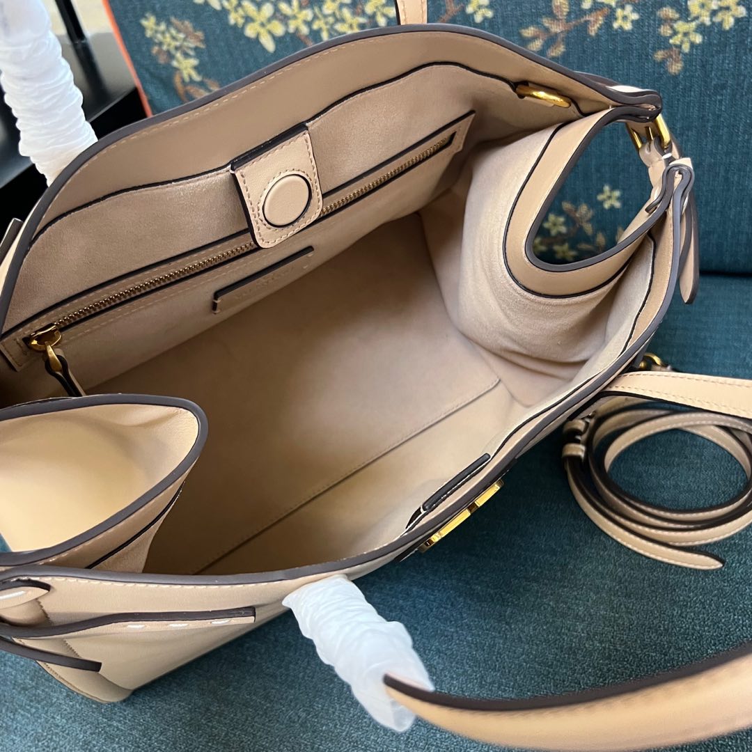 2016L P2070 Ex Gratia Handbag Features VLogo Signature Metal Elements and Gold Accessories - 图片 7
