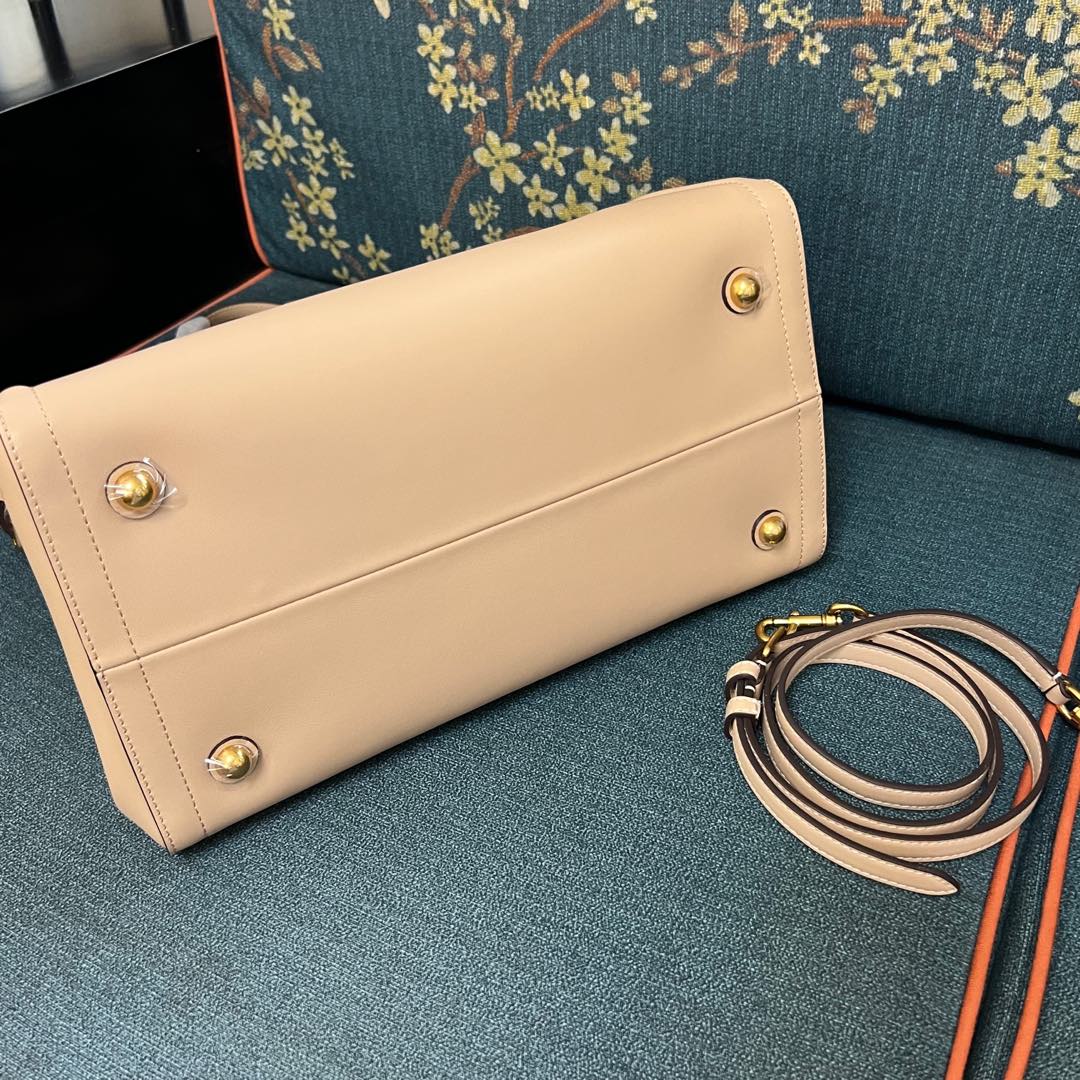 2016L P2070 Ex Gratia Handbag Features VLogo Signature Metal Elements and Gold Accessories - 图片 5