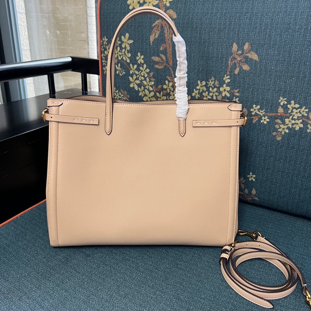 2016L P2070 Ex Gratia Handbag Features VLogo Signature Metal Elements and Gold Accessories - 图片 6