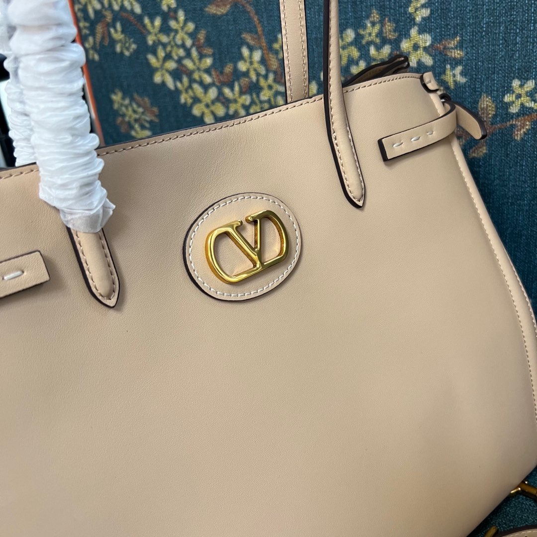 2016L P2070 Ex Gratia Handbag Features VLogo Signature Metal Elements and Gold Accessories - 图片 4