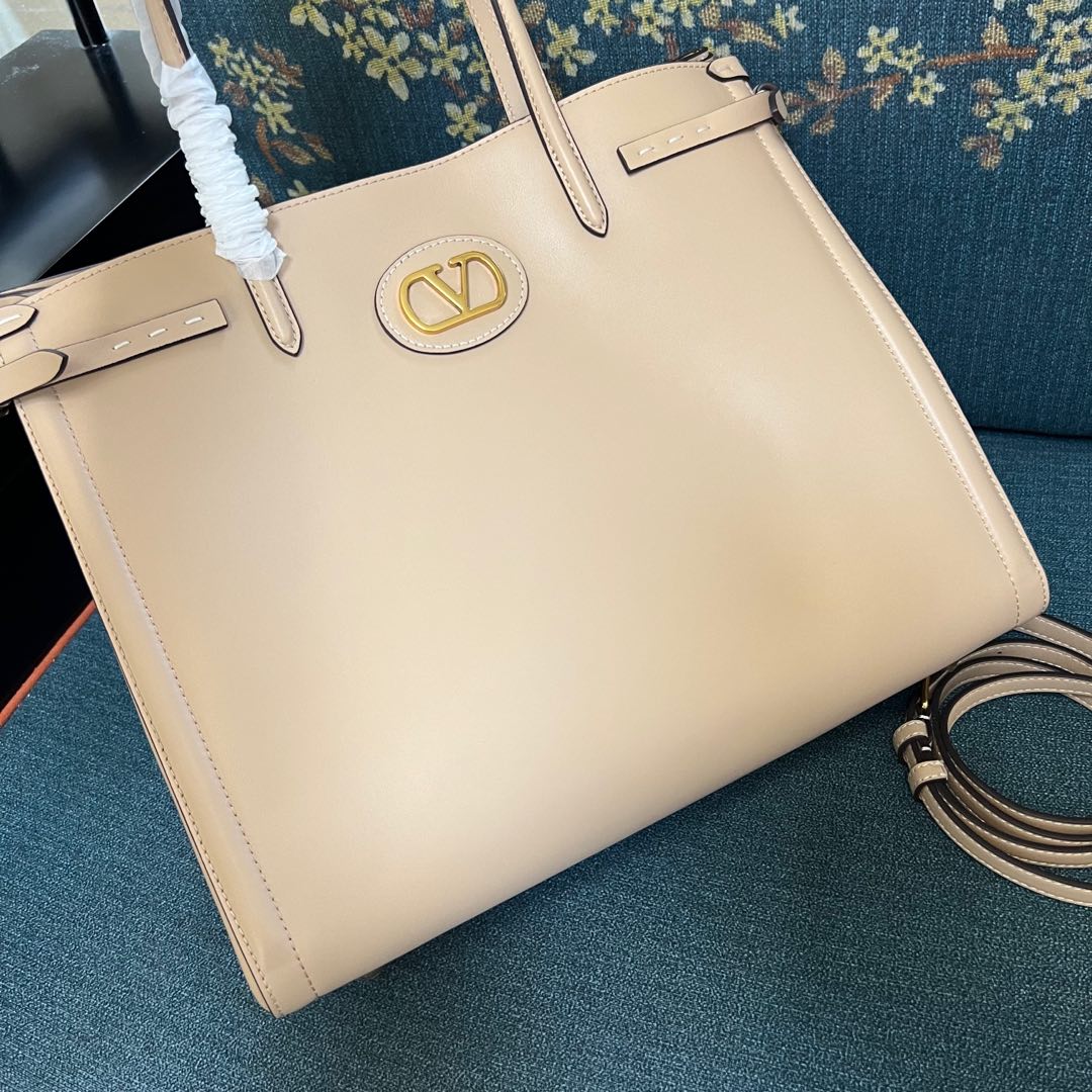 2016L P2070 Ex Gratia Handbag Features VLogo Signature Metal Elements and Gold Accessories - 图片 2