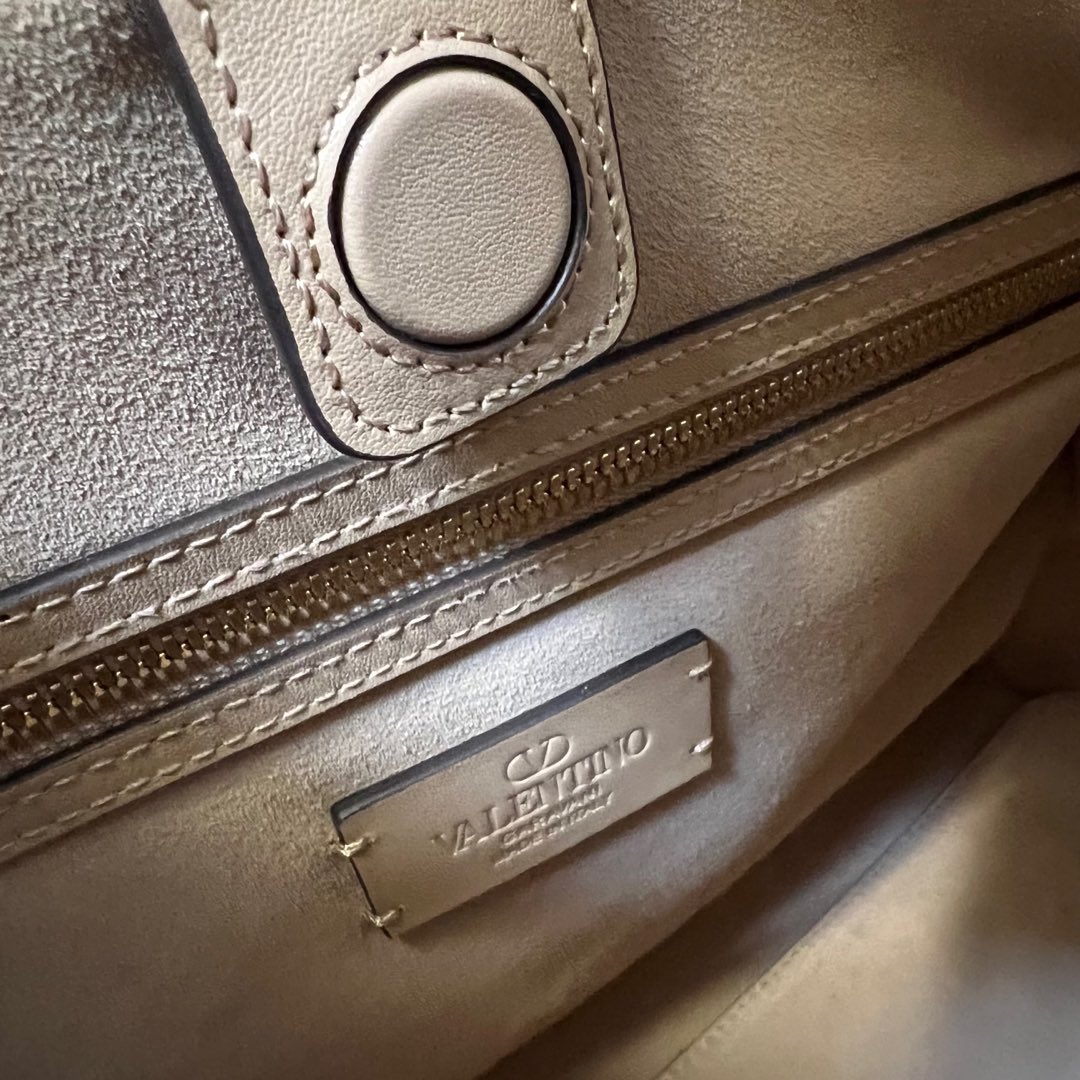 2016L P2070 Ex Gratia Handbag Features VLogo Signature Metal Elements and Gold Accessories - 图片 9
