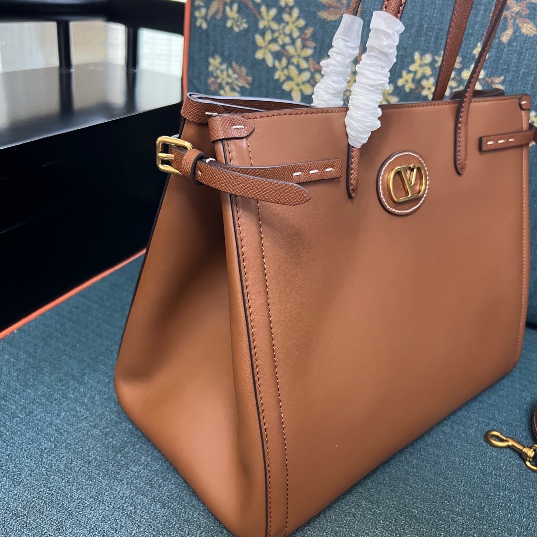 2016L Garavani Antibes Handbag: Features, Size, and Accessories - 图片 3