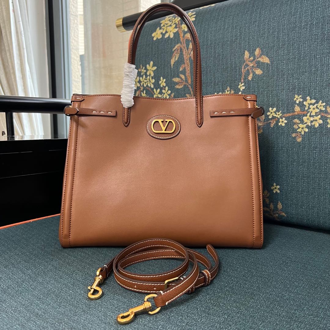 2016L Garavani Antibes Handbag: Features, Size, and Accessories - 图片 1