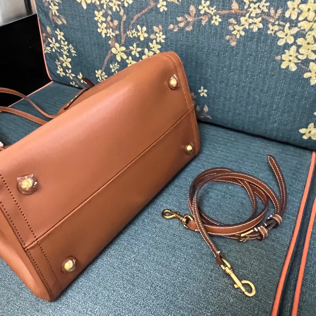 2016L Garavani Antibes Handbag: Features, Size, and Accessories - 图片 5