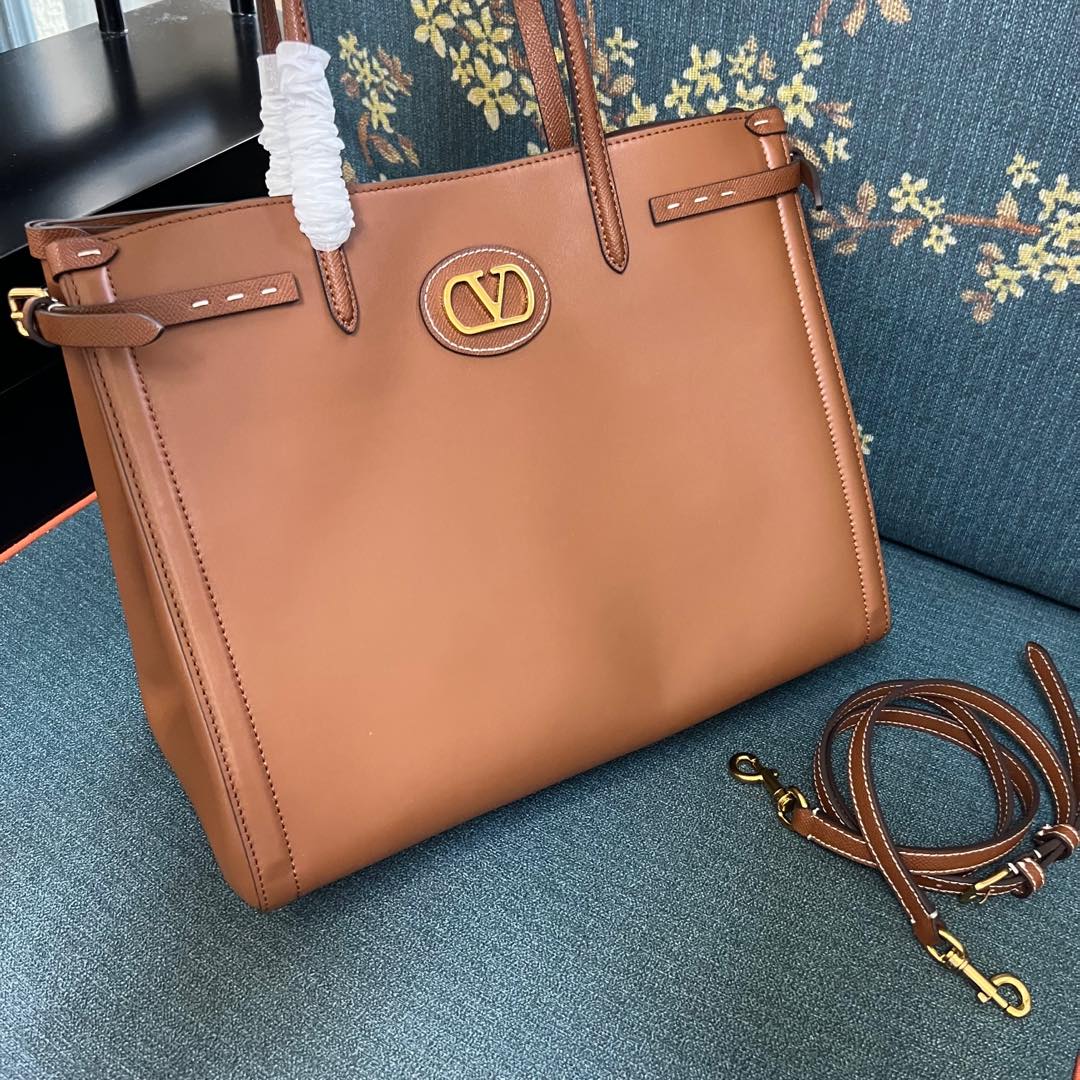 2016L Garavani Antibes Handbag: Features, Size, and Accessories - 图片 2