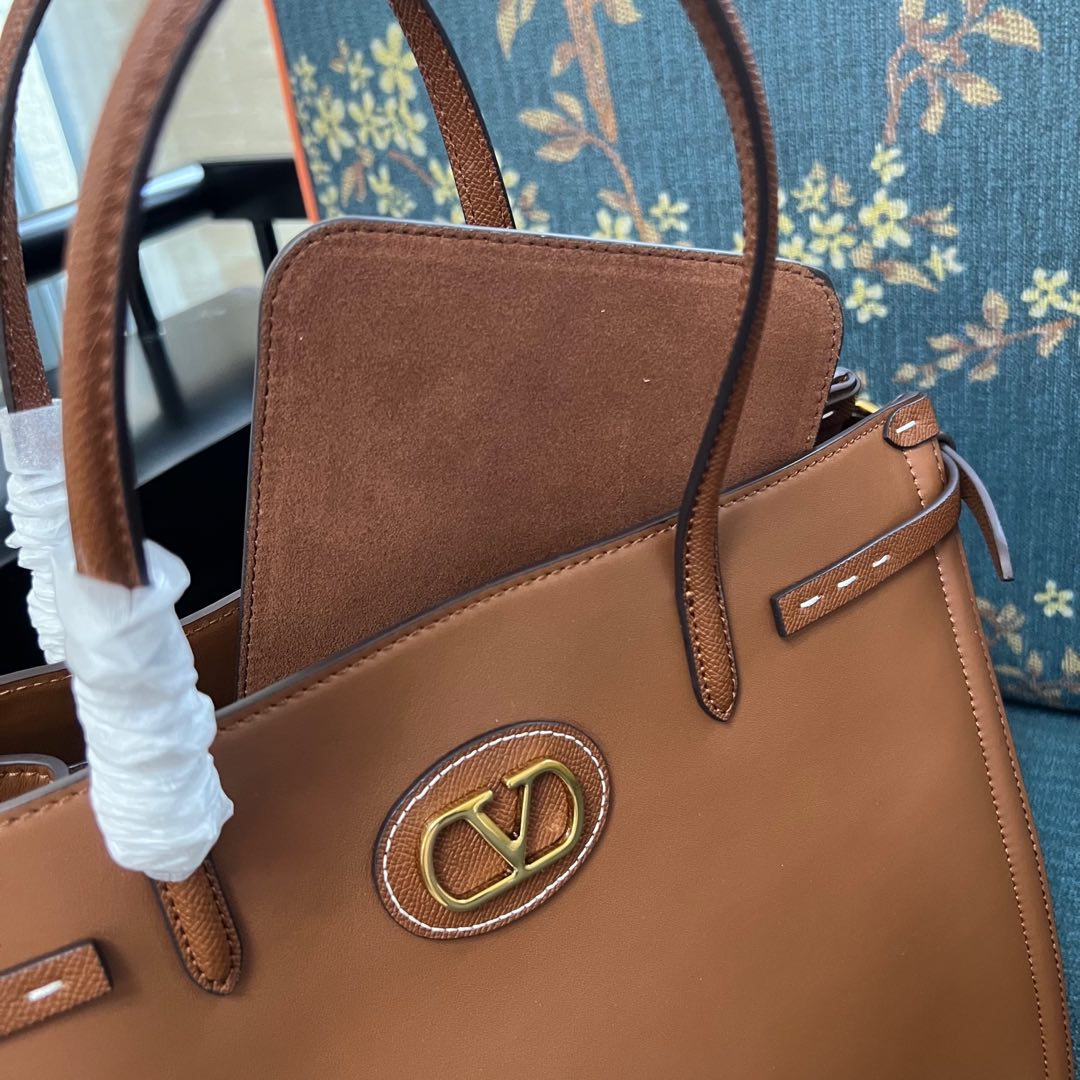 2016L Garavani Antibes Handbag: Features, Size, and Accessories - 图片 8