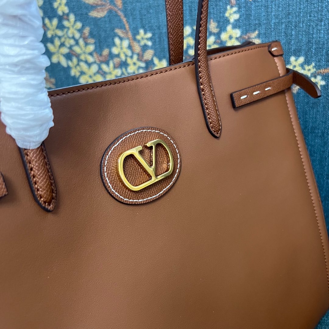 2016L Garavani Antibes Handbag: Features, Size, and Accessories - 图片 4