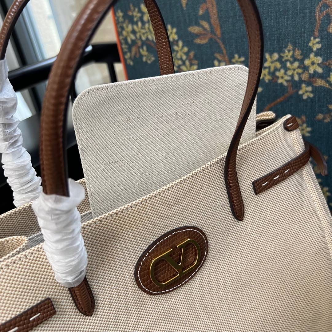 2016L Garavani Antibes Handbag Features with VLogo Signature Metal Elements - 图片 8