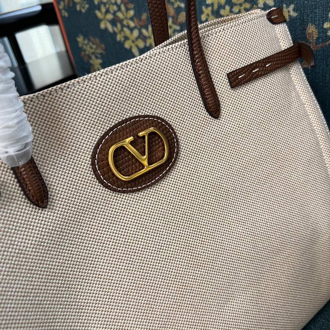2016L Garavani Antibes Handbag Features with VLogo Signature Metal Elements - 图片 4