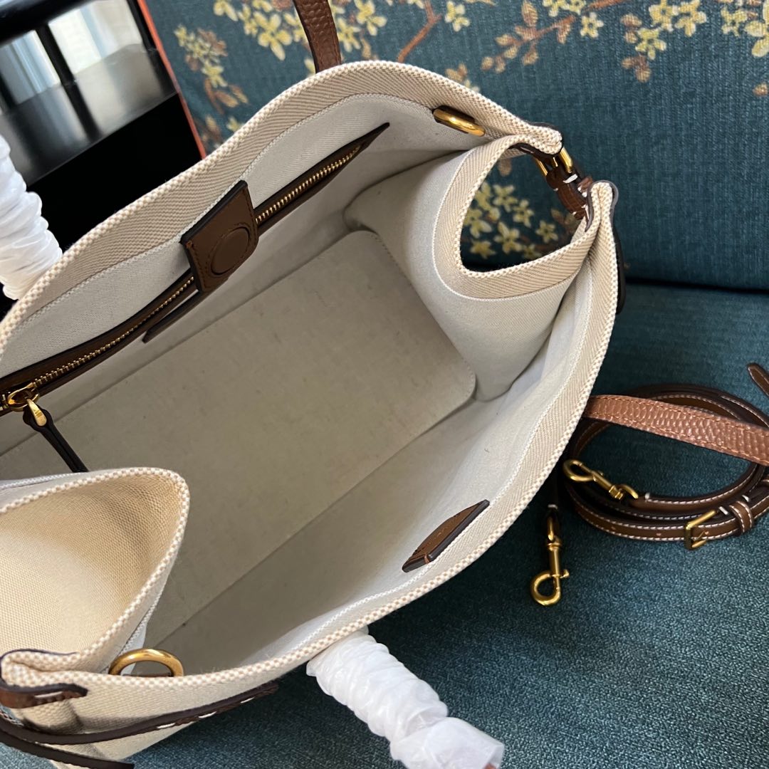 2016L Garavani Antibes Handbag Features with VLogo Signature Metal Elements - 图片 7