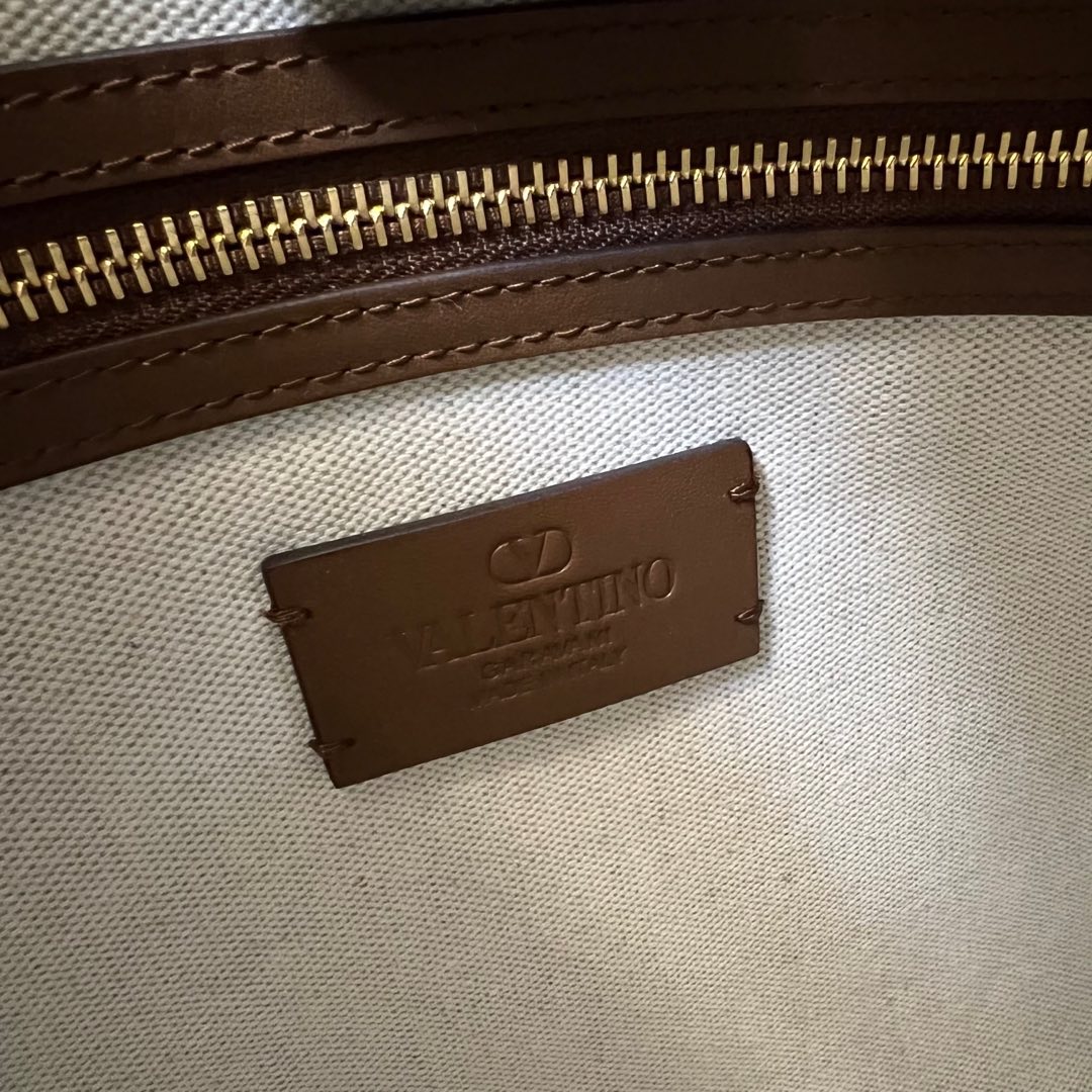2016L Garavani Antibes Handbag Features with VLogo Signature Metal Elements - 图片 9