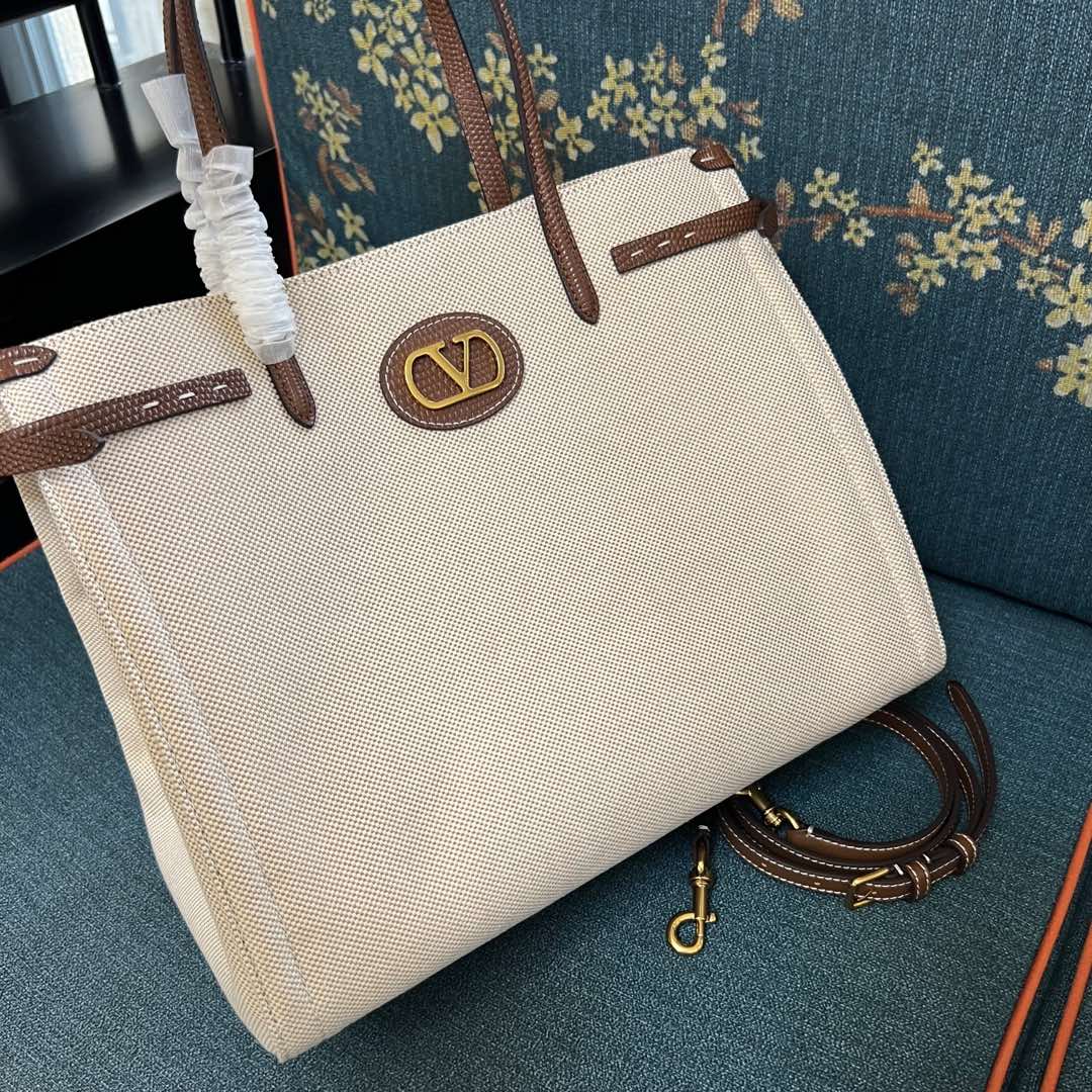 2016L Garavani Antibes Handbag Features with VLogo Signature Metal Elements - 图片 2