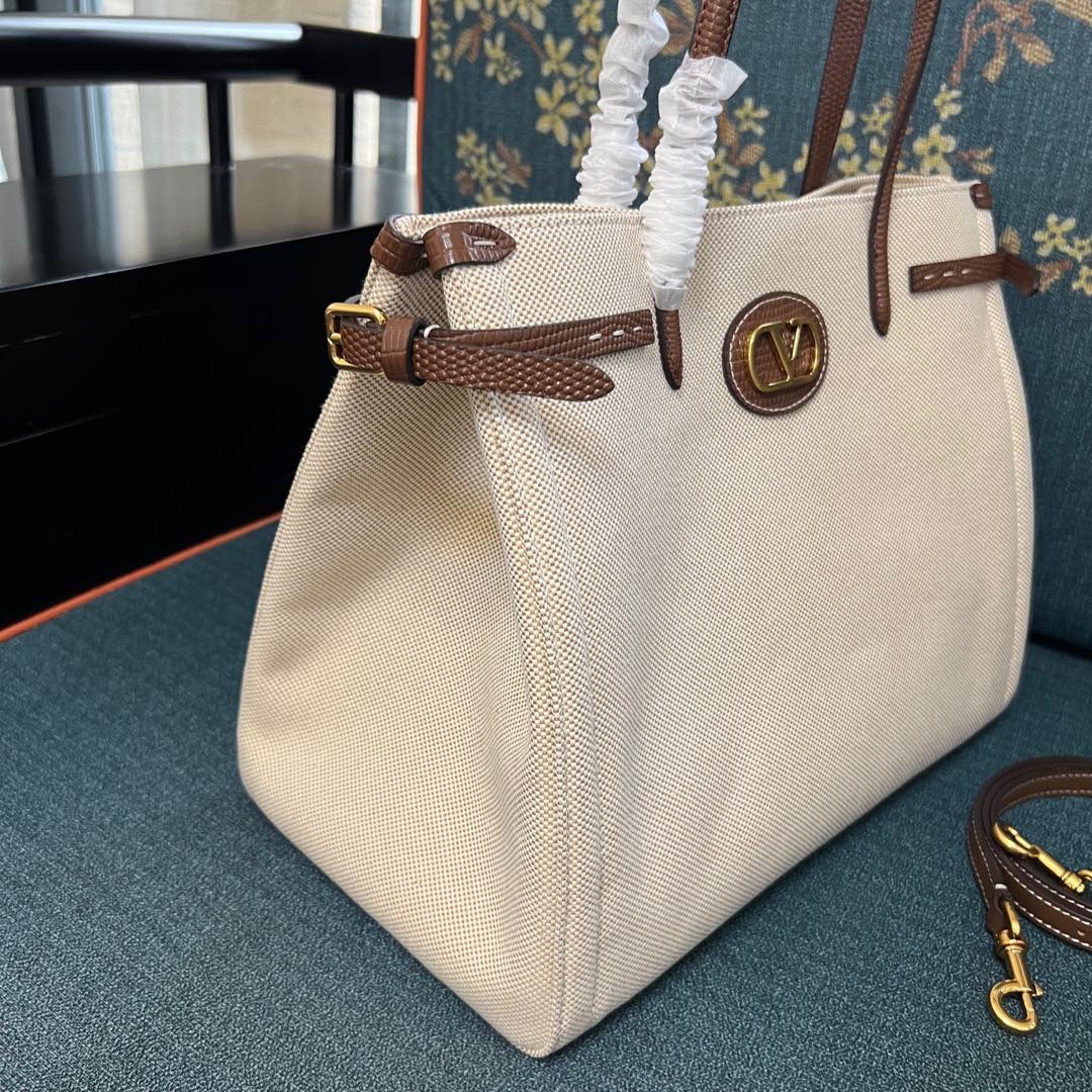 2016L Garavani Antibes Handbag Features with VLogo Signature Metal Elements - 图片 3