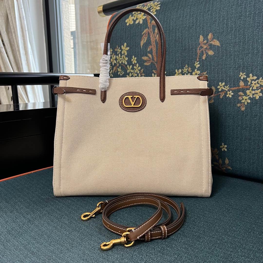 2016L Garavani Antibes Handbag Features with VLogo Signature Metal Elements