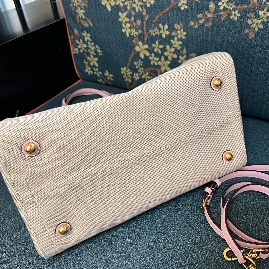 2016L Garavani Antibes Handbag: Features, Size, and Accessories - 图片 5