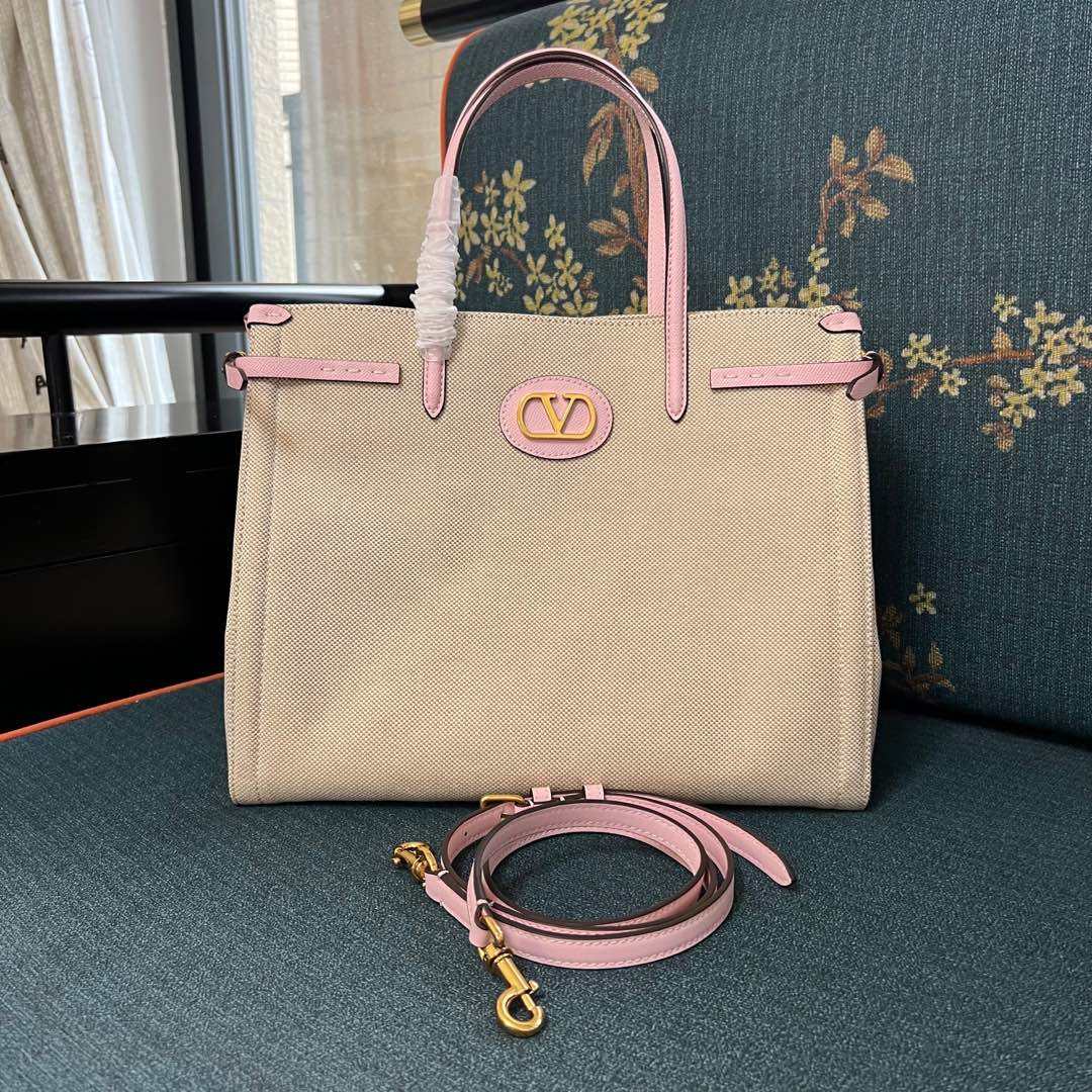 2016L Garavani Antibes Handbag: Features, Size, and Accessories - 图片 1