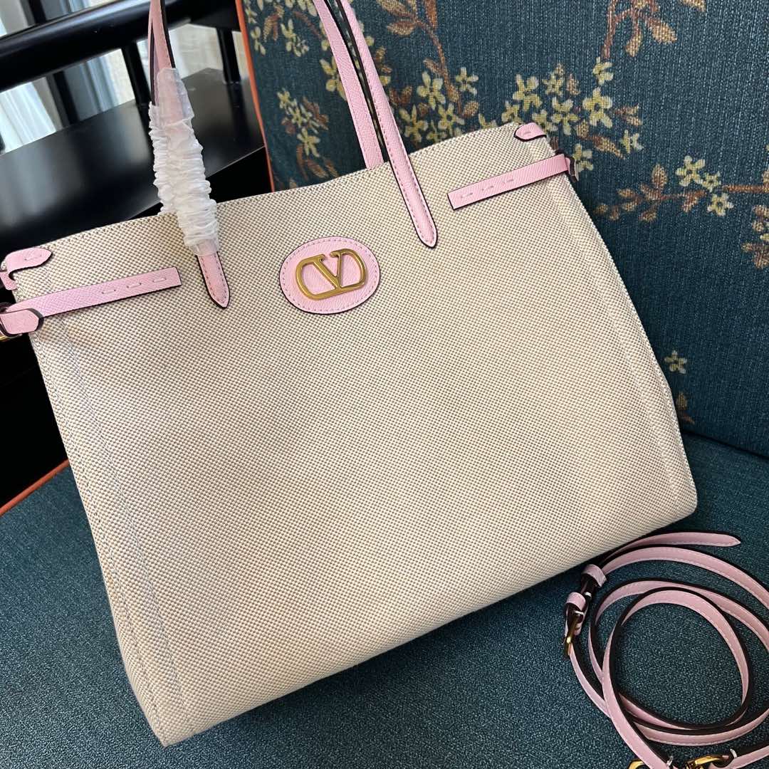 2016L Garavani Antibes Handbag: Features, Size, and Accessories - 图片 2