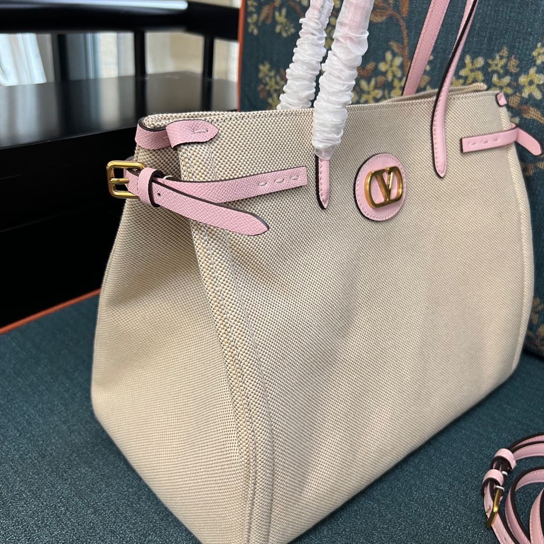 2016L Garavani Antibes Handbag: Features, Size, and Accessories - 图片 3