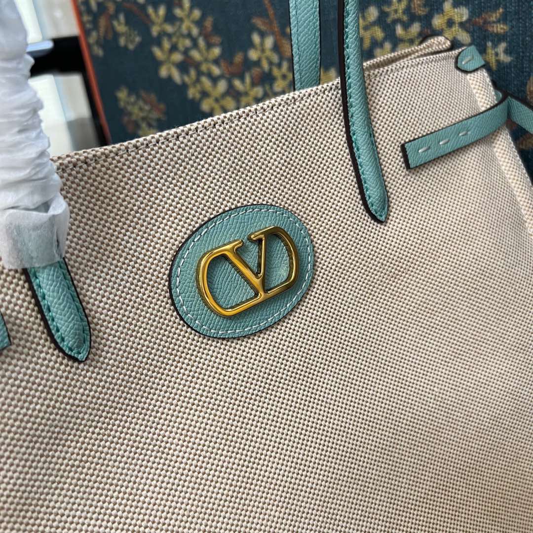 2016L P1380 Ex Gratia Handbag with VLogo Signature Metal Elements - 图片 4