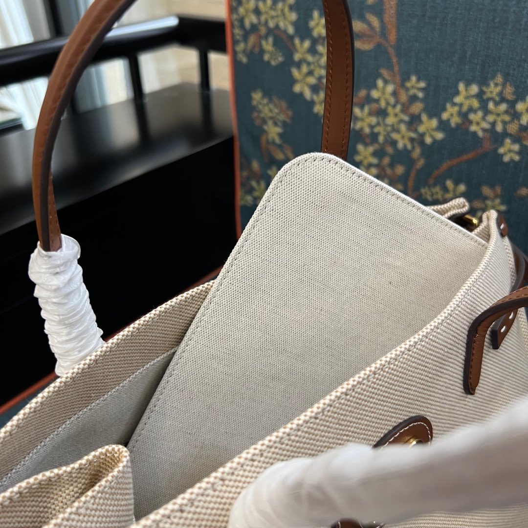 2016L Garavani Antibes Handbag: Features, Size, and Accessories - 图片 8